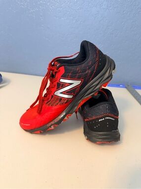New Balance 690v2 Speed Rife Trail Running Sneakers men size 8 red/black